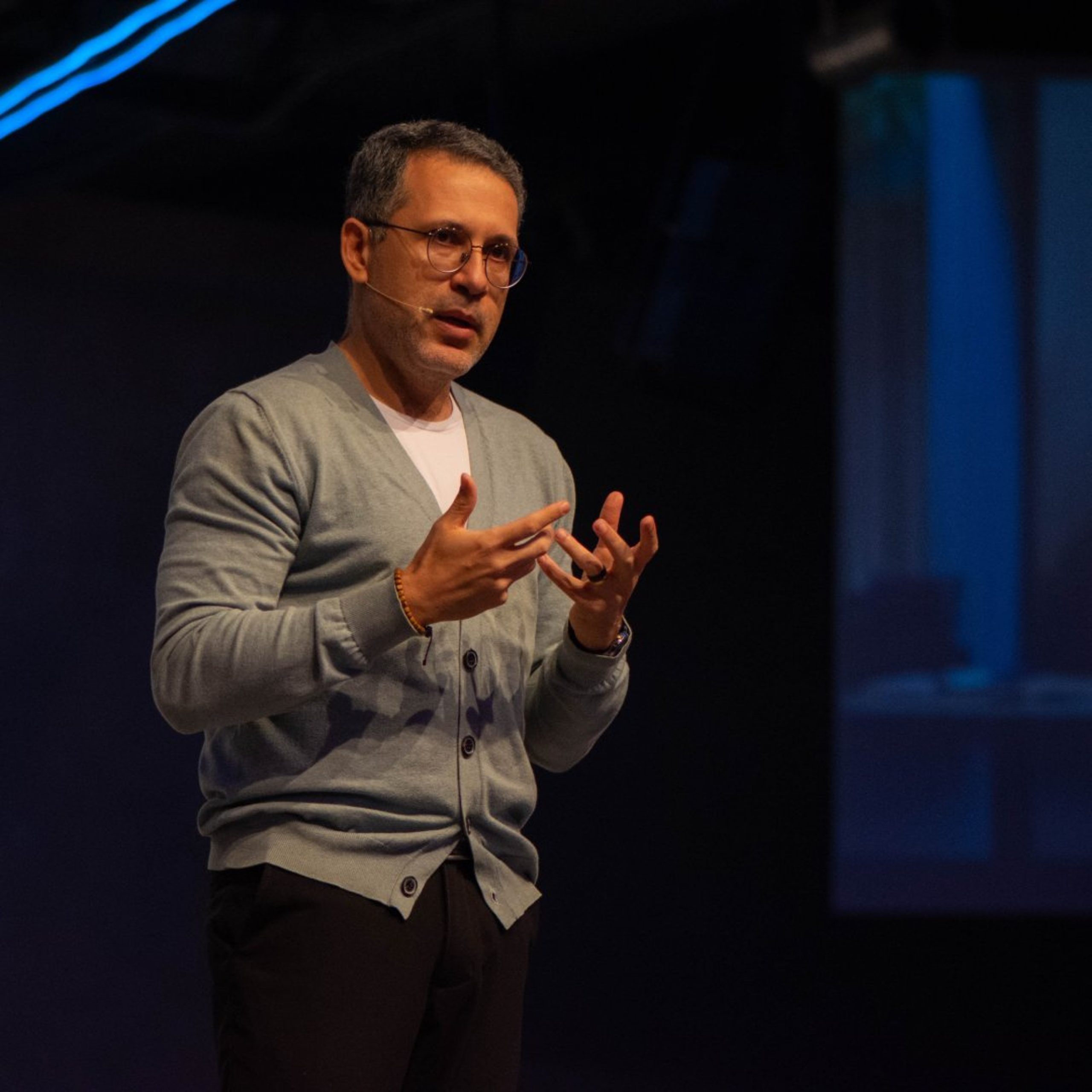 Deus não fala com quem não existe | Robinson Jacintho